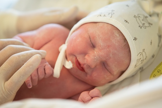 bebeluș cu vernix pe față
