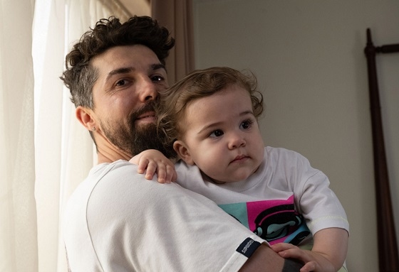 bebe împreună cu tatăl