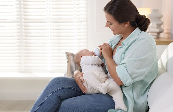 poziția de hrănire cu biberonul