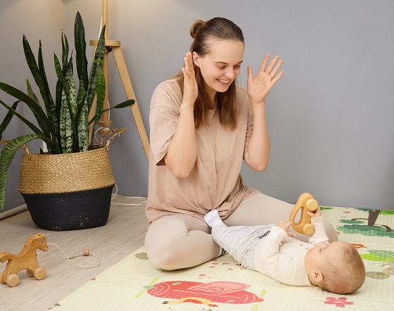 jocuri care provoacă râsul bebelușului