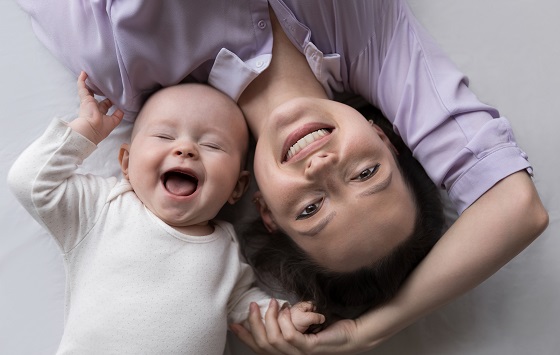 când încep bebelușii să râdă