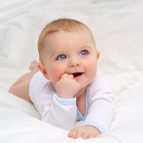 când își recunoaște bebelușul numele