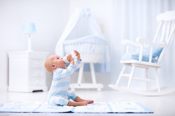 de cât lapte are nevoie bebe la 10 luni